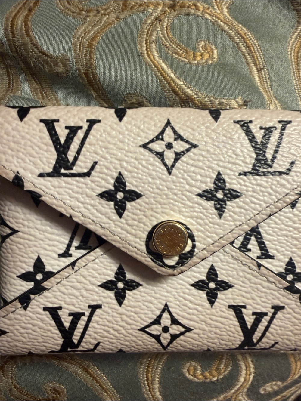 Louis Vuitton White Monogram Card Holder with Gold Snap - Picture 7 of 7